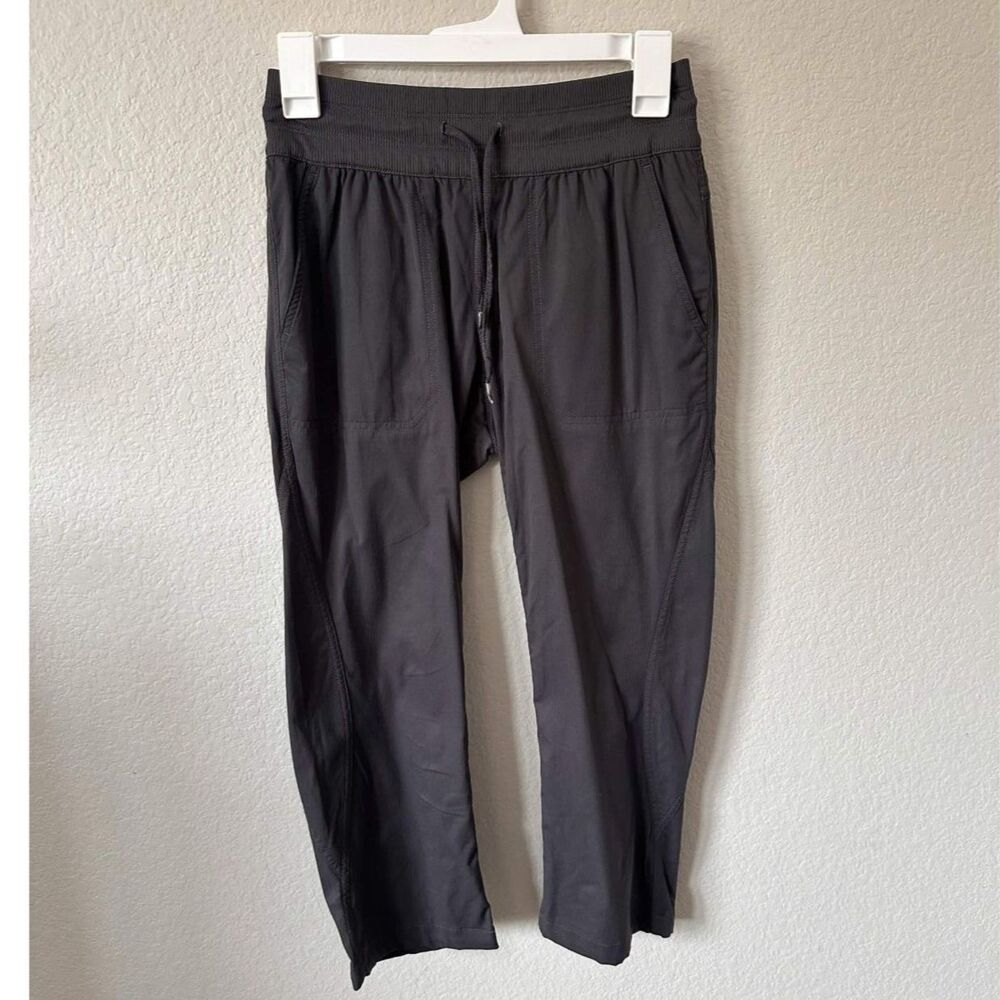 The North Face Womens XS Charcoal Dark Grey Elastic Waist Capri Hiking Pants